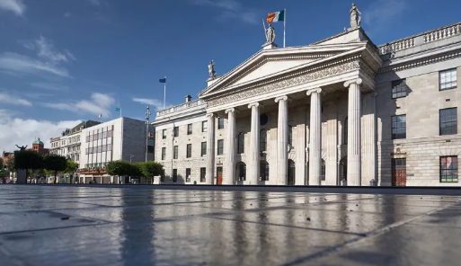 Léiríonn sé saol na hÉireann ag nóiméad cinniúnach — díreach roimh ár neamhspleáchas