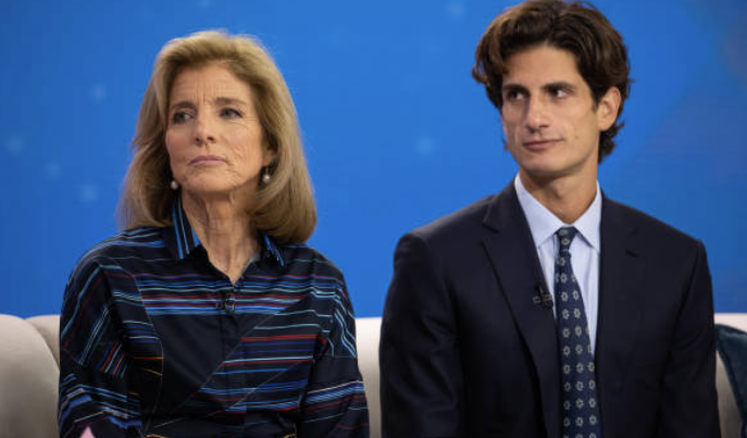 Jack Schlossberg agus a mháthair Caroline Kennedy