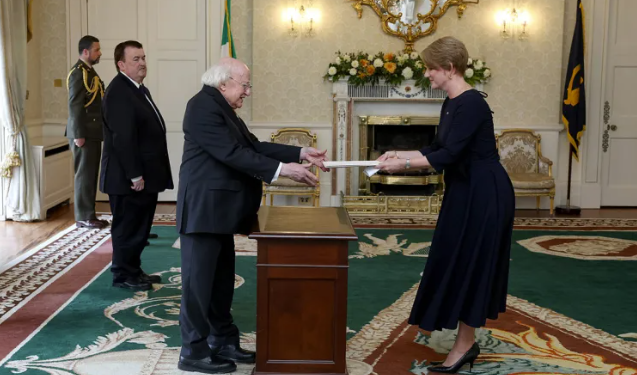 Ag glacadh lena dintiúir (credentials) in Áras an Uachtaráin
