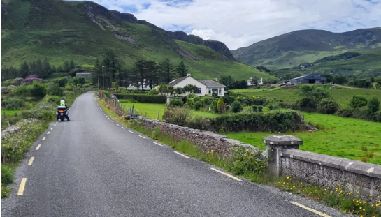 D’oscail an bóthar go tobann, agus tháinig Cruacha Macgillycuddy i radharc.