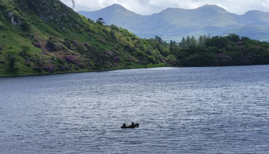 Is loch fionnuisce é a cruthaíodh nuair a cuireadh damba ar Abhainn na Cáraí agus tá cáil air freisin as iascaireacht bradán den scoth.