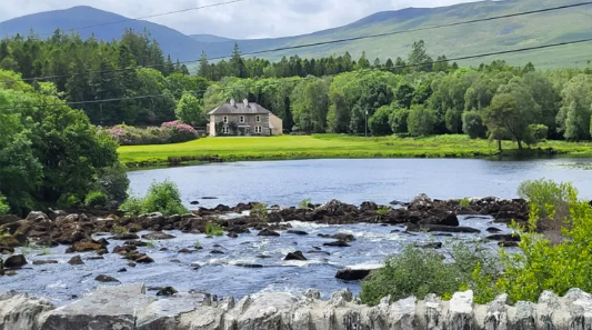 Ciallaíonn rialacháin dhian tógála gur féidir na tithe timpeall an locha a dhíol ar phraghas i bhfad os cionn €1m.