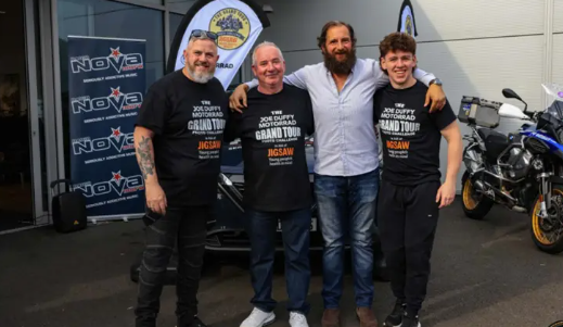 GT Damian Sheridan ar chlé le Stephen Kelly de chuid na Hardy Bucks agus rannpháirtithe an Turais.