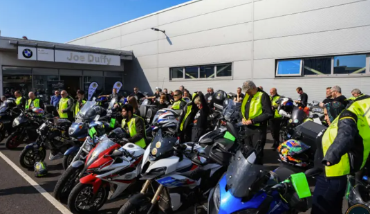 Tá rothaitheoirí ar an Grand Tour ag ullmhú don tús.