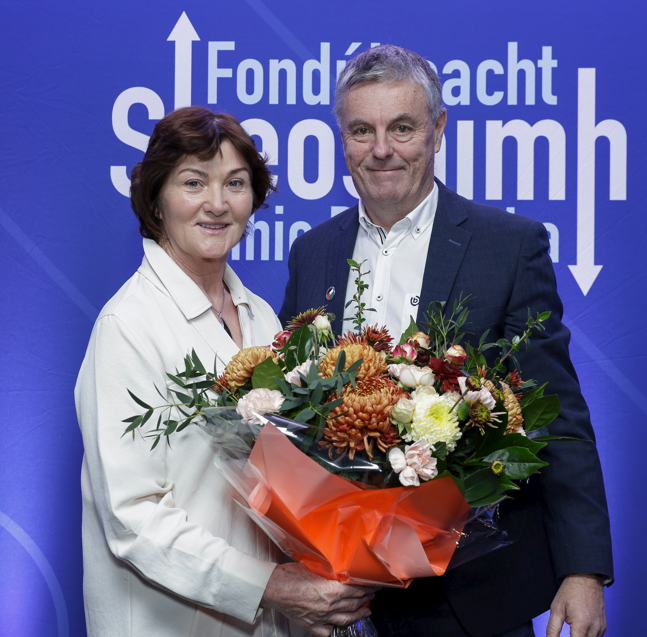 Lorcán Mac Gabhann, Ceannasaí Ghlór na nGael, ag bronnagh bláthanna ar Peigí
Mhic Dhonncha, bean chéile Sheosaimh Mhic Dhonncha, nach maireann