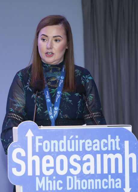 Cáit Ní Choirbhín, bainisteoir Fhondúireacht Sheosaimh Mhic Dhonncha ag caint ag
an ócáid bhronnta i bPáirc an Chrócaigh