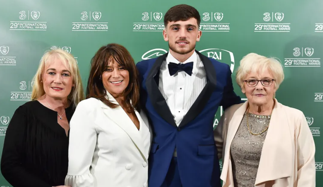 Laoch peile na hÉireann lena theaghlach