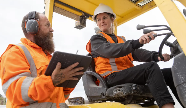 Léiríonn na figiúirí go raibh fadhbanna ag na hoibrithe óga post a fháil i rith na míonna samhraidh