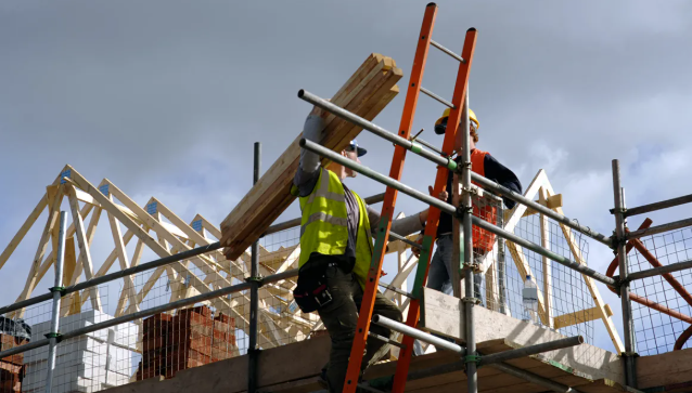 'Ba chóir a thabhairt faoi deara gurb iad na daoine óga a fhaigheann an buille ar dtús mar nach bhfuil mórán taithí acu sa phost agus níl scileanna arda acu'