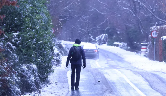 Agus ó thuaidh den teorainn, tá foláireamh comhchosúil eisithe ag an Met Office 