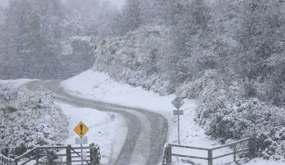 Dúirt siad go mbeidh ceathanna geimhridh le clocha sneachta, flichshneachta agus sneachta ann