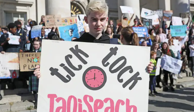 Déanann scoileanna agus grúpaí sóisialta agóid faoin athrú aeráide, ach an bhfuil ár n-airí ag éisteacht?