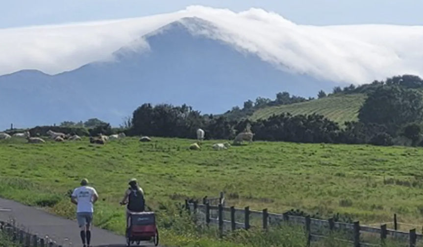An Bealach Glas Thiar Mór le Cruach Phádraig i gcéin