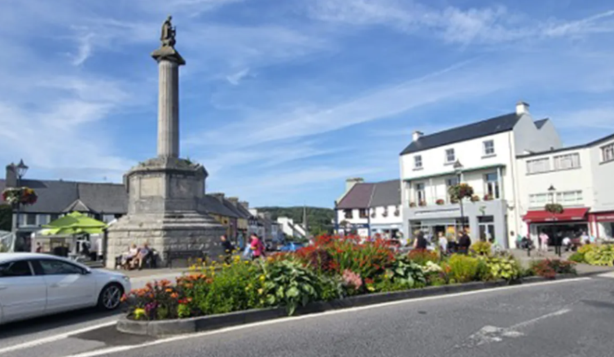 An tOchtagán i gCathair na Port agus an fear mór féin air, Naomh Pádraig.