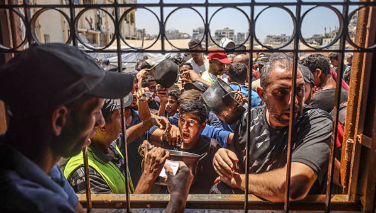 Cáineadh go forleathan é as an bhforéigean marfach a bhris amach go rialta ag láithreacha dáileacháin plódaithe