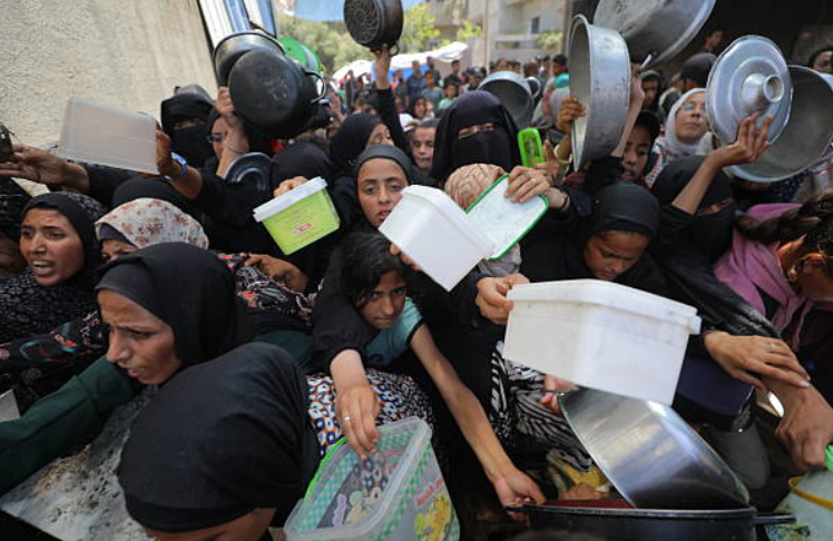 Bhí ar dhaoine turais fhada chontúirteacha a dhéanamh chuig cúpla suíomh GHF