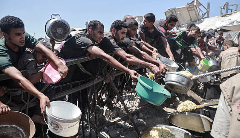 Bhí ar a laghad 859 Palaistíneach maraithe timpeall ar láithreacha GHF ó thosaigh sé ag feidhmiú