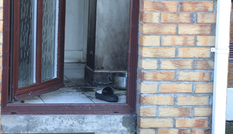 D’fhulaing an bhean, atá ina 40idí, dónna troma ar a héadan agus ar a corp