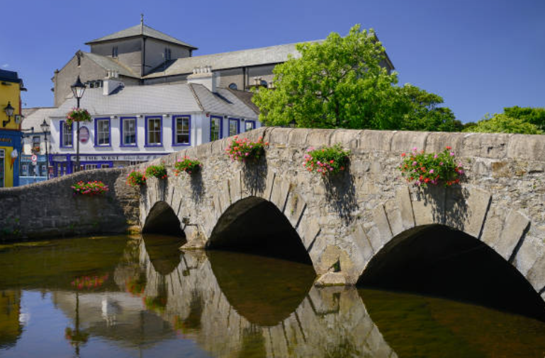 D’fhás Cathair na Mart go seasta mar bhaile tráchtála, le talmhaíocht, muilte agus trádáil mar chnámh droma dá gheilleagar