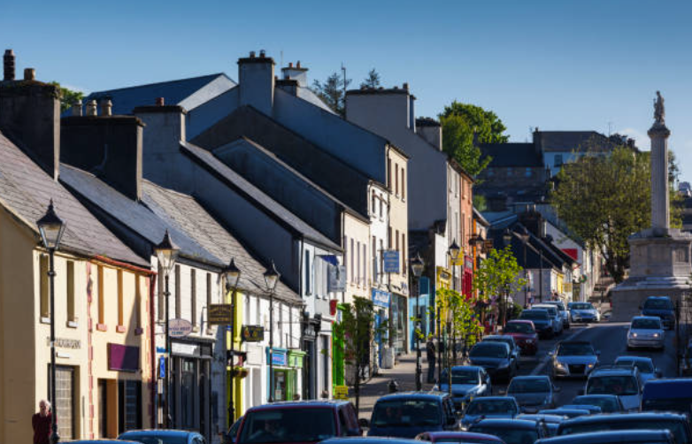 Bhí an ceantar le fada bainteach le turas oilithreachta, béaloideas agus traidisiúin chósta an iarthair