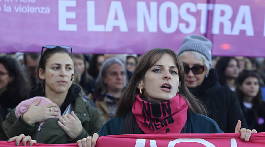 Agóid i Róimh faoin bhforéigean in aghaidh na mban