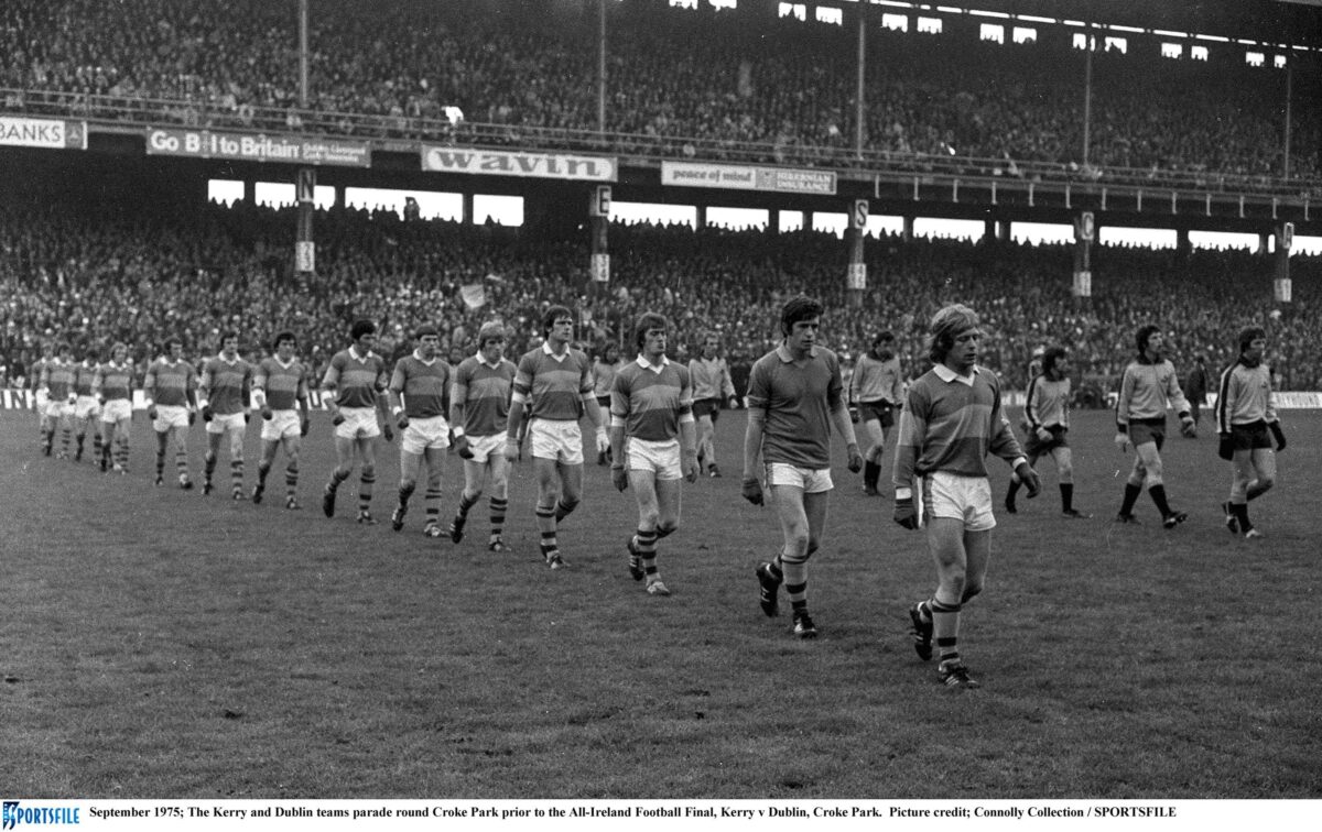 GAA 70s Reabhloid Shoisialta Kerry team 1975 led by Mickey Ned OSullivan captain v Dublin DPI changed to 300