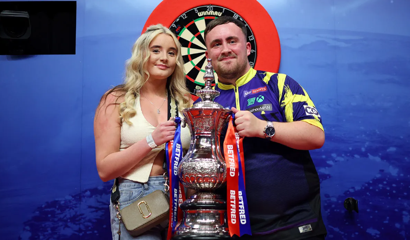 Luke Littler agus Faith Millar leis an Trofai Phil Taylor. Pictiur Getty Images