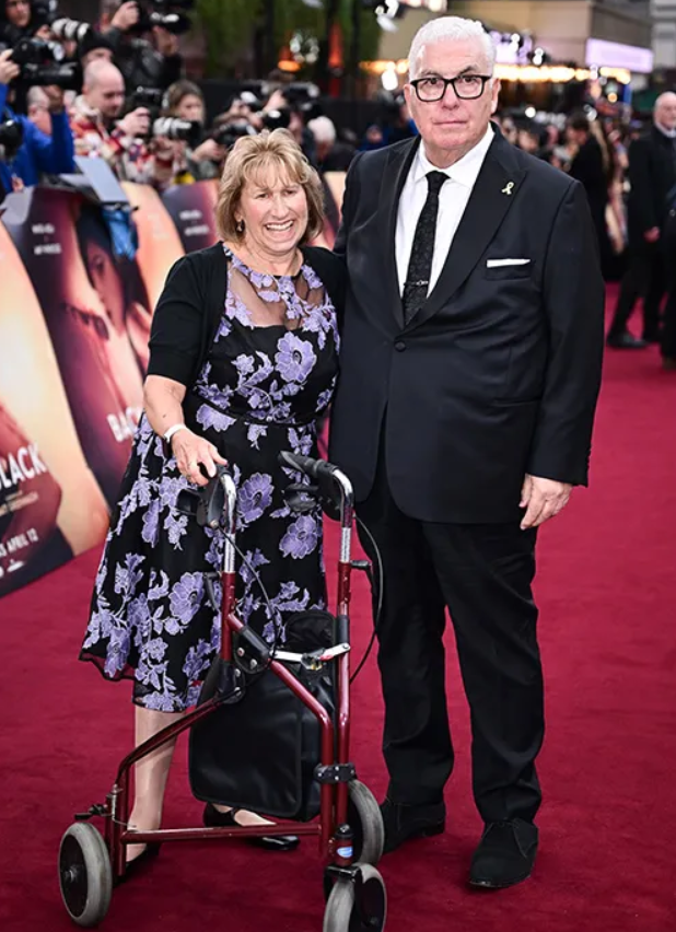 Mitch agus Janis Winehouse ag an cheadtaibhiu scannain Back to Black. Pictiur