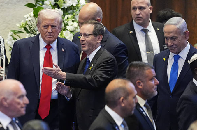 Isaac Herzog le Donald Trump agus Benjamin Netanyahu