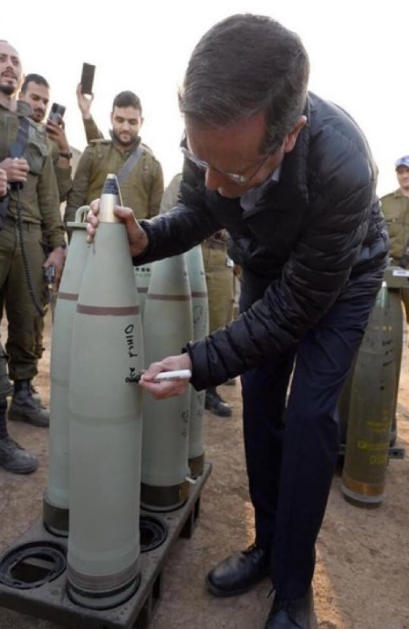 Uachtarán Iosrael Isaac Herzog ag síniú diúracán le húsáid san ionsaí ar na Palaistínigh i nGaza