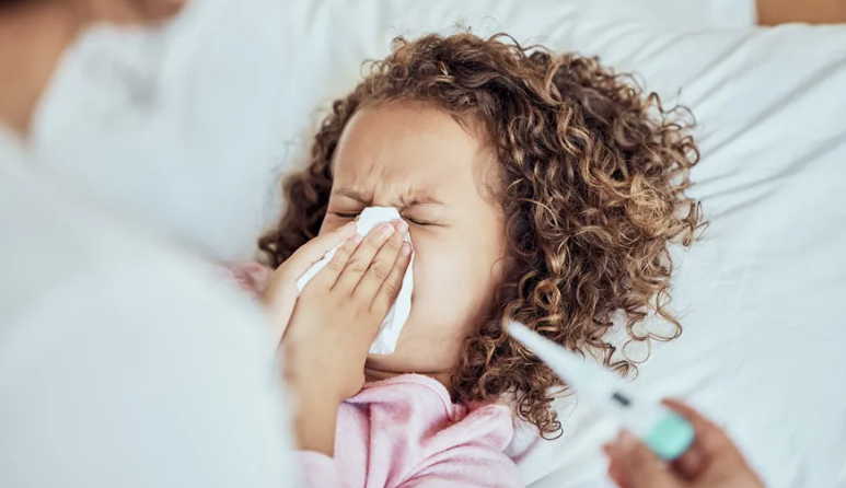 Tá an vacsaín ar fáil saor in aisce ó dhochtúirí teaghlaigh agus ó chógaslanna do leanaí idir 2-17 mbliana d’aois