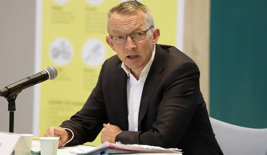 Tá sé ríthábhachtach gníomhú anois chun tú féin a chosaint, a deir an Dr Colm Henry, príomhoifigeach cliniciúil an HSE