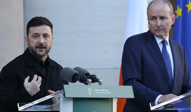 Uachtarán na hÚcráine Volodymyr Zelensky agus an Taoiseach Micheál Martin