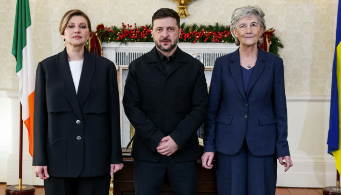 Uachtarán na hÚcráine Volodymyr Zelensky agus a bhean chéile Olena Zelenska leis an Uachtarán Catherine Connolly ag Áras an Uachtaráin. Pictiúr: Tony Maxwell