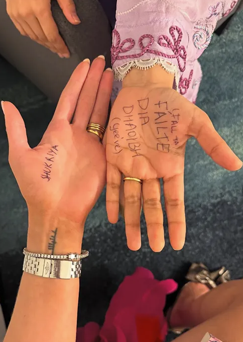 Shín Malala amach a lámh agus dúirt sí: 'An bhféadfá scríobh ar bhos mo láimhe conas fáilte a chur romhat?'