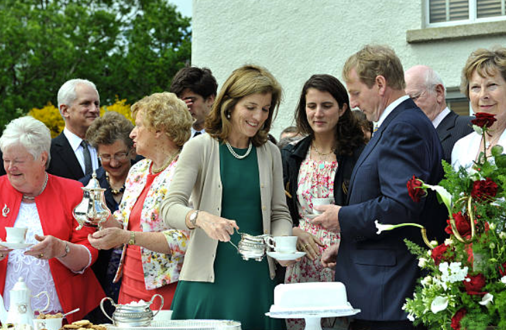 Tatiana Schlossberg, Caroline Kennedy agus Enda Kenny ag an searmanas chun comóradh 50 bliain chuairt John F. Kennedy a cheiliúradh