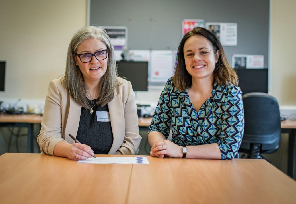 Joanna Peteranna agus Leas-Chéad-Aire Kate Forbe