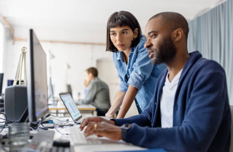 Tá an staidéar bunaithe ar thrí thonnta taighde.