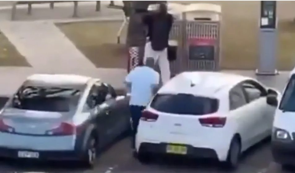 Sa phíosa scannáin a scaipeadh as Trá Bondi feictear é ag breith greim ar raidhfil ón ionsaitheoir tar éis dó sleamhnú suas air ón gcúl