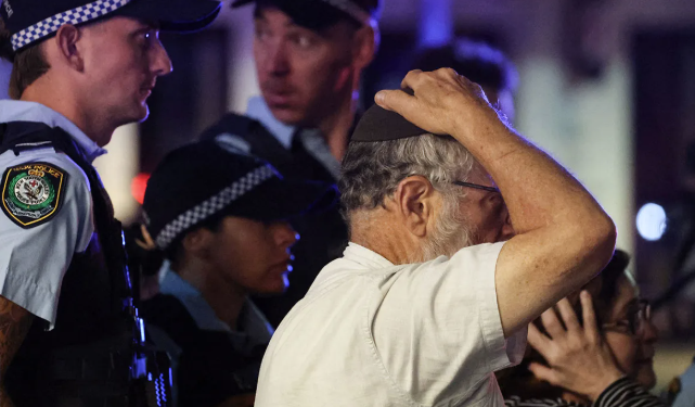 Maraíodh 11 duine ar a laghad agus gortaíodh 29 duine