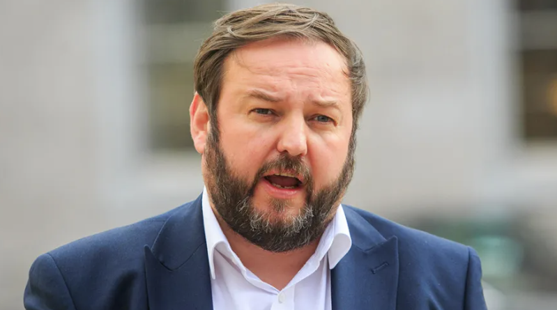 Dúirt Teachta Dála Shinn Féin do Dhún na nGall, Pádraig Mac Lochlainn, urlabhraí an pháirtí ar an muir: ‘Is feall é seo ar thionscal iascaireachta na hÉireann.’