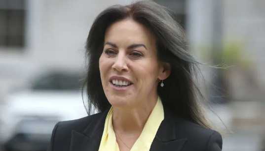 Dúirt an tAire go raibh cógaslanna áirithe ag gearradh táille go mícheart ar an gcáiníocóir as na 'blister packs'.