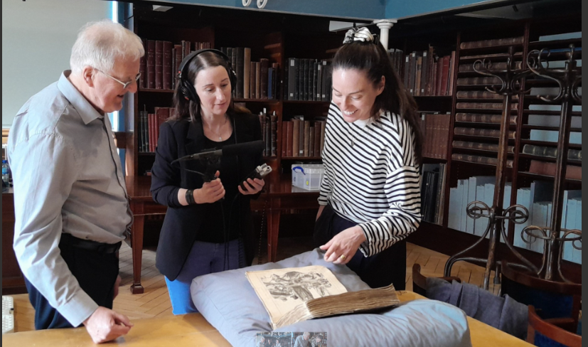 An tOllamh Emeritus Liam Mac Mathúna, Judy-Meg Ní Chinnéide agus Dr Máire Nic an Bhaird