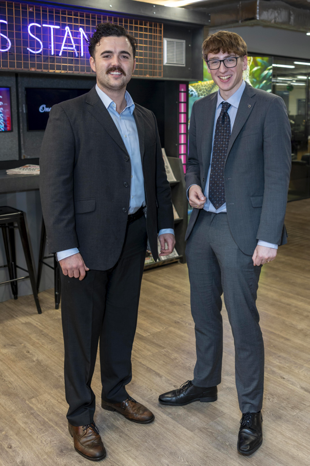 Barra Ó hÉanacháin agus Muiris Ó Cearbhaill in oifig ExtraG