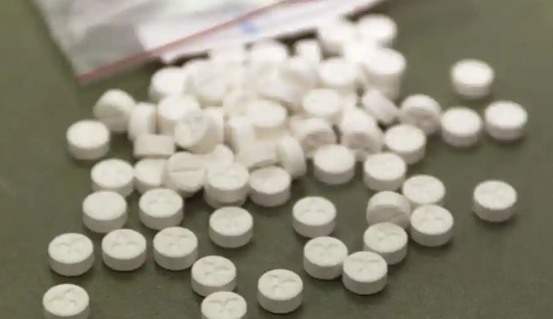 B’fhéidir go gceapfadh úsáideoirí drugaí a cheannaíonn pills MDMA Ecstasy go bhfuil an rud atá á ghlacadh acu sábháilte ach níl aon smacht ar a théann isteach sna substaintí mídhleathacha 