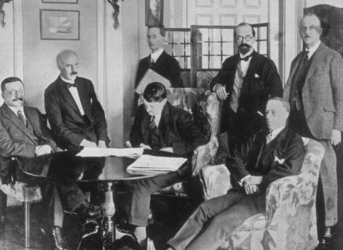 Mícheál Ó Coileáin ag Síniú an Chonartha