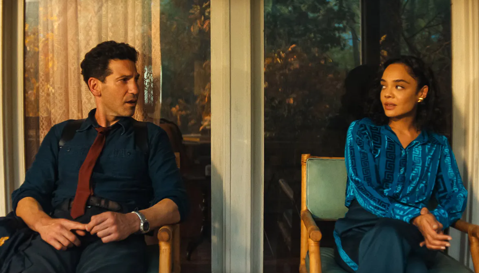 Jon Bernthal agus Tessa Thompson i His and Hers. Pictiur