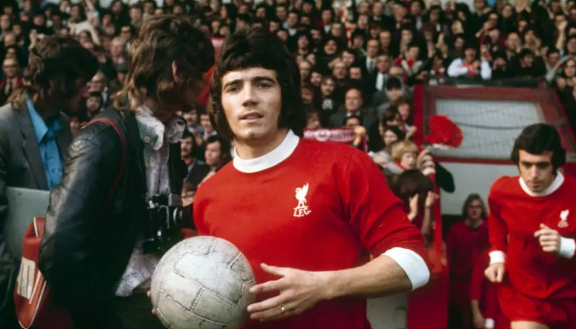 Kevin Keegna ag imirt le Learpholl. Pictiur Liverpool FC via Getty Images