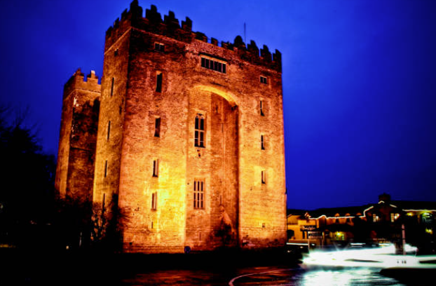 Ba dhaingean cumhachta Normannach é Caisleán Bhun Ráite (Bunratty)