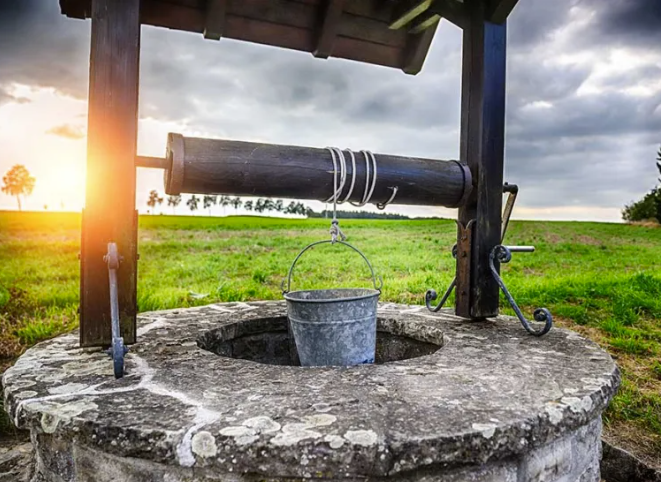 Chreid go leor daoine gur iompaigh uisce tobair uile na hÉireann ina fhíon (wine) ag meán oíche